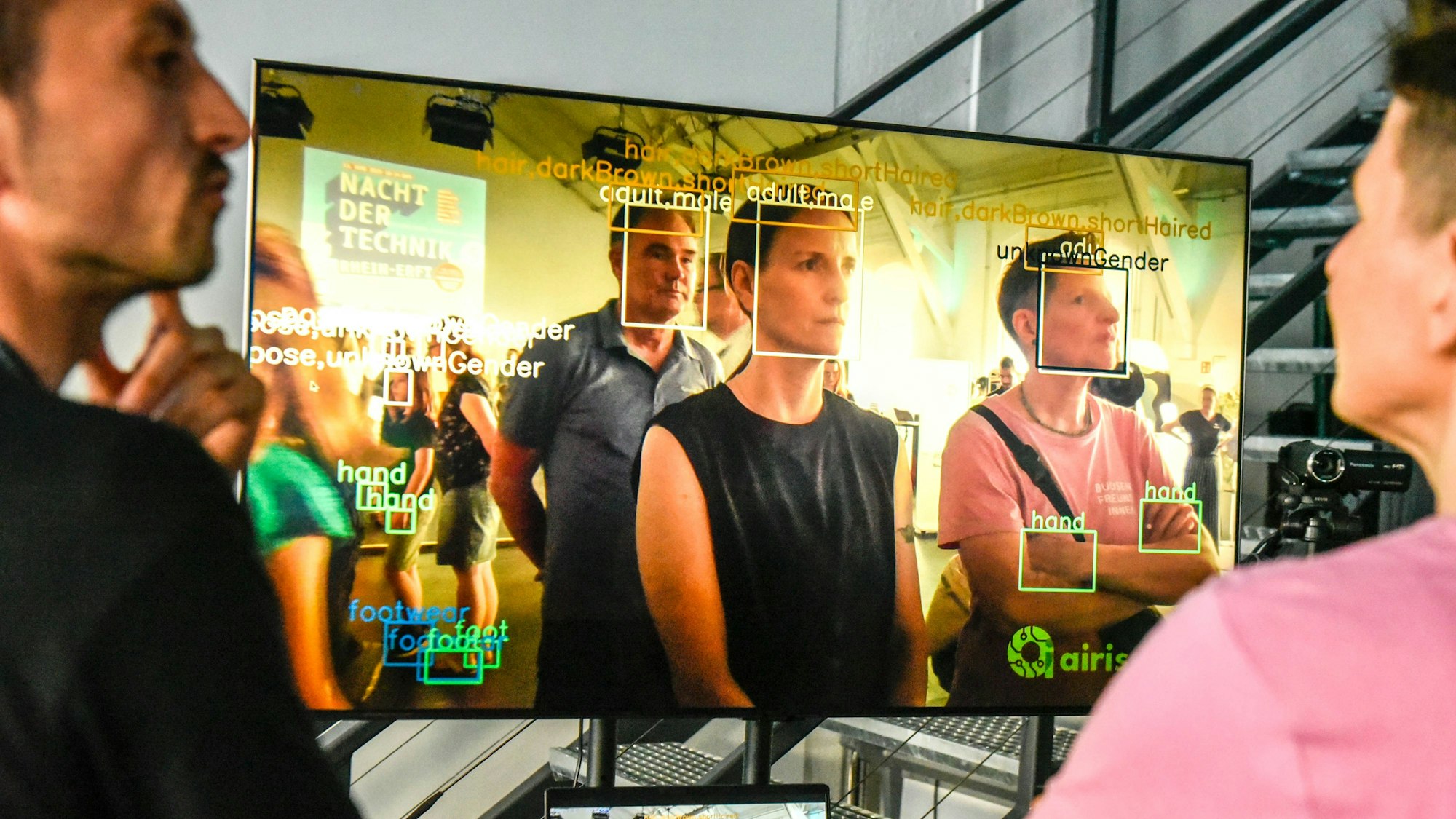 Im AI-Village in Kalscheuren probierten Gäste ein KI-basiertes Programm zur Gesichtserkennung aus.