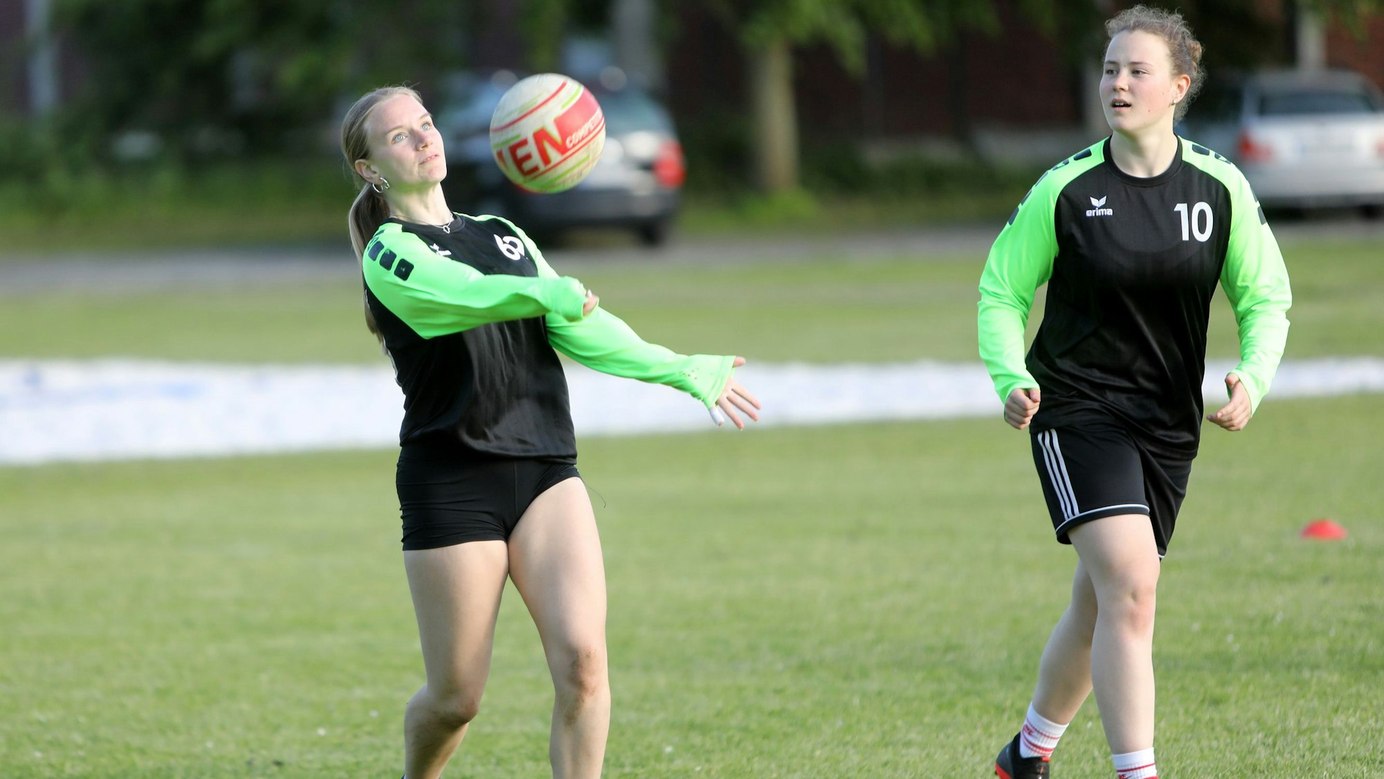 Beim Braschosser TV - hier ein Archivfoto von Anna Rosenberg (links) - kann der Ball wieder auf dem heimischen Platz fliegen.