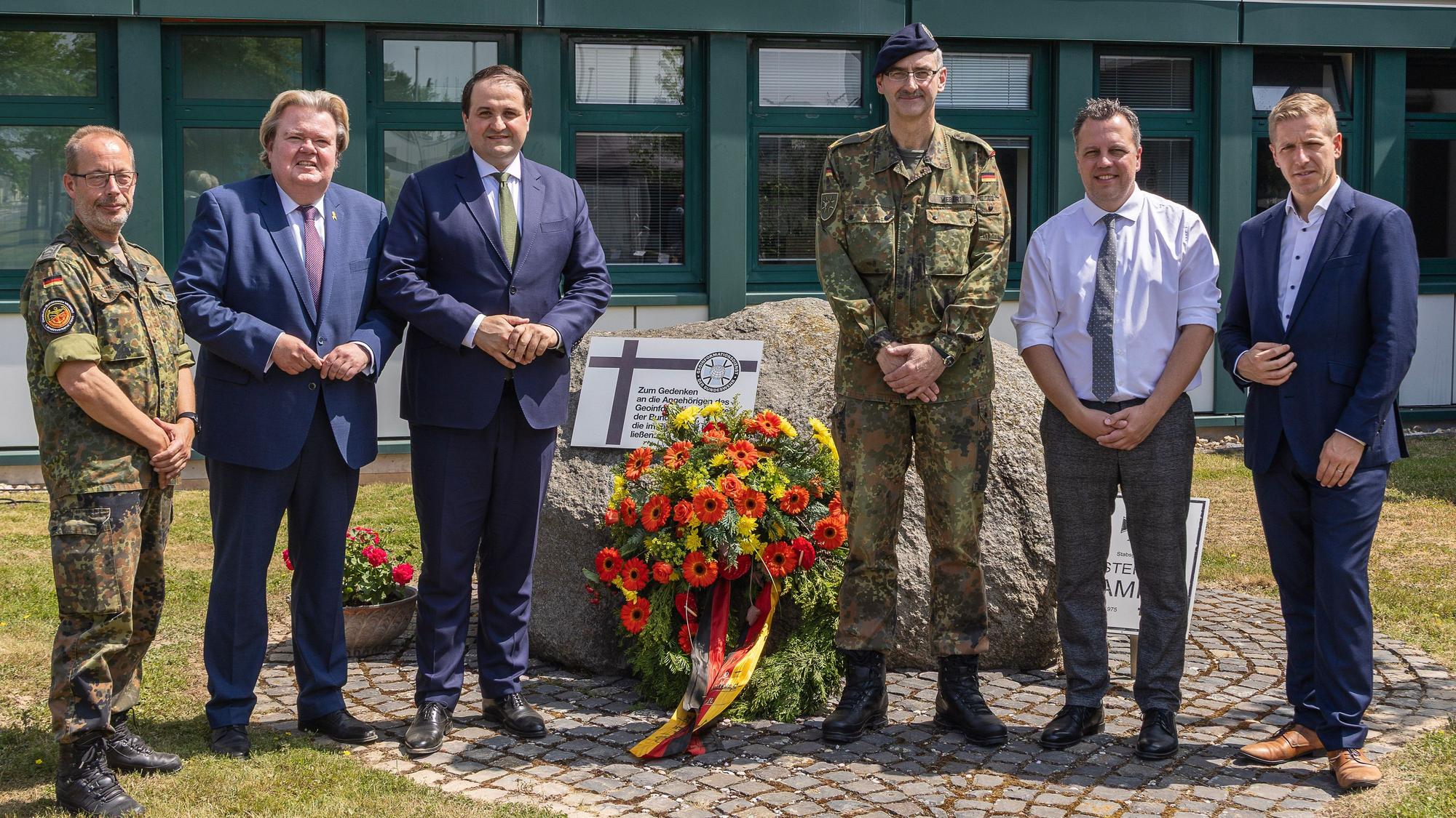 Der Brigadegeneral mit seinen Gästen am Gedenkstein für den in Afghanistan gefallenen Stefan Kamins.