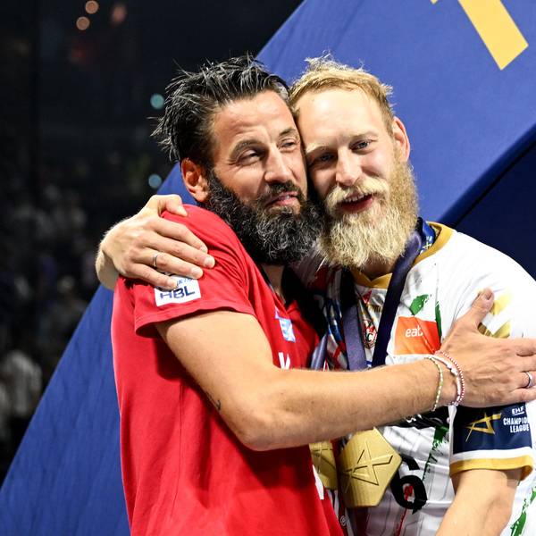 Magdeburgs Trainer Bennet Wiegert (l) und Matthias Musche freuen sich über den Sieg.