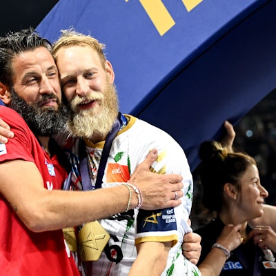 Magdeburgs Trainer Bennet Wiegert (l) und Matthias Musche freuen sich über den Sieg.