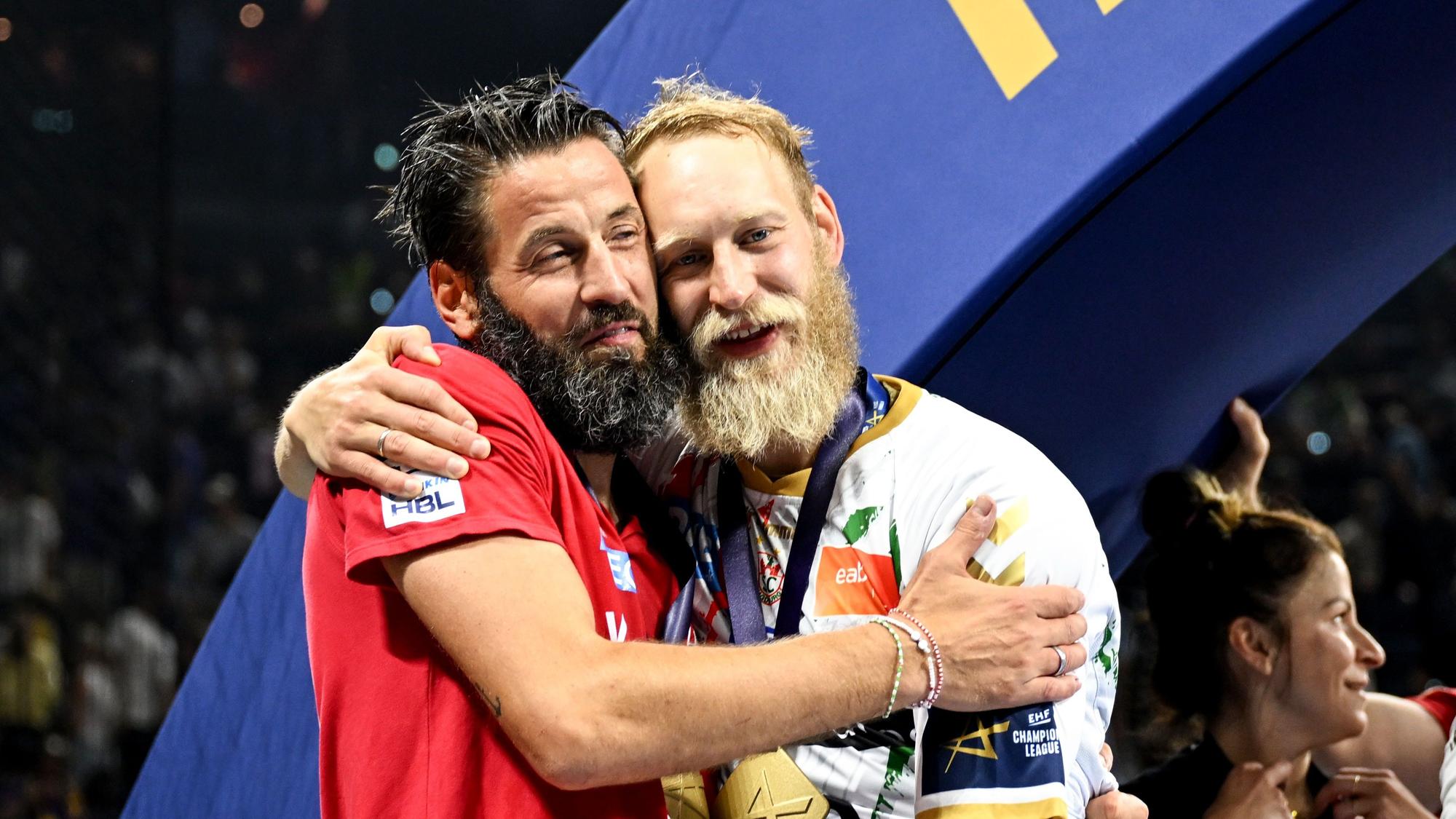 Magdeburgs Trainer Bennet Wiegert (l) und Matthias Musche freuen sich über den Sieg.