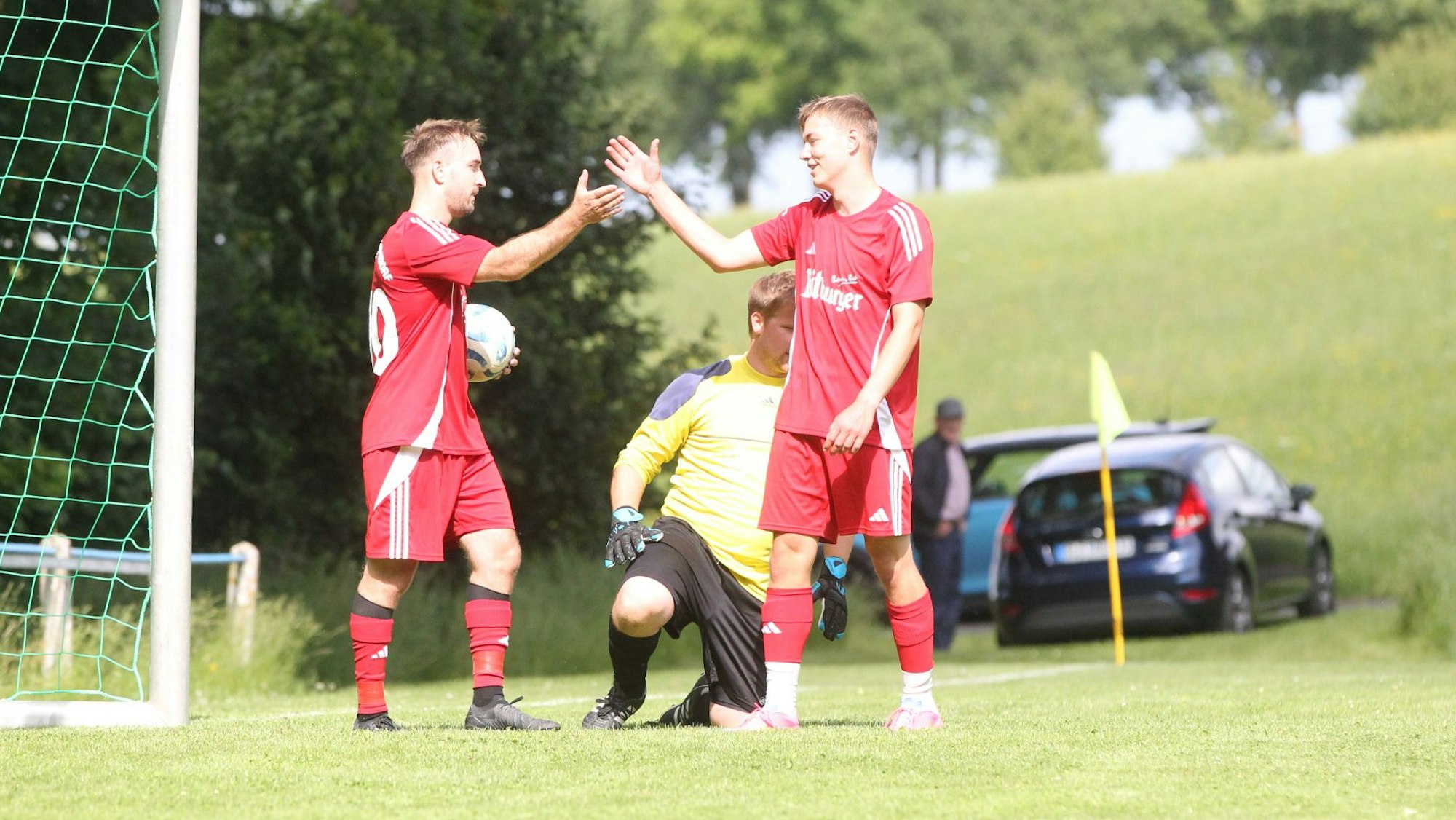 Das Bild zeigt zwei Fußballer beim Jubel nach einem Tor.