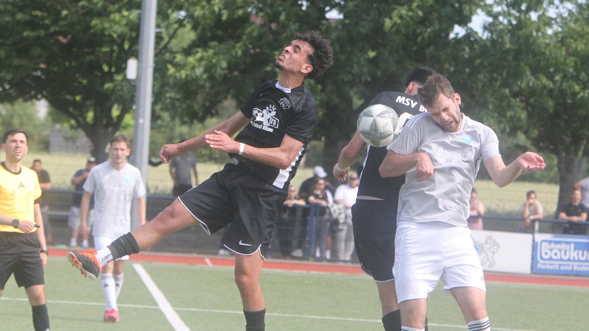 Daniel Hefele (rechts) und der VfR Hangelar stemmen sich gegen die Niederlage.