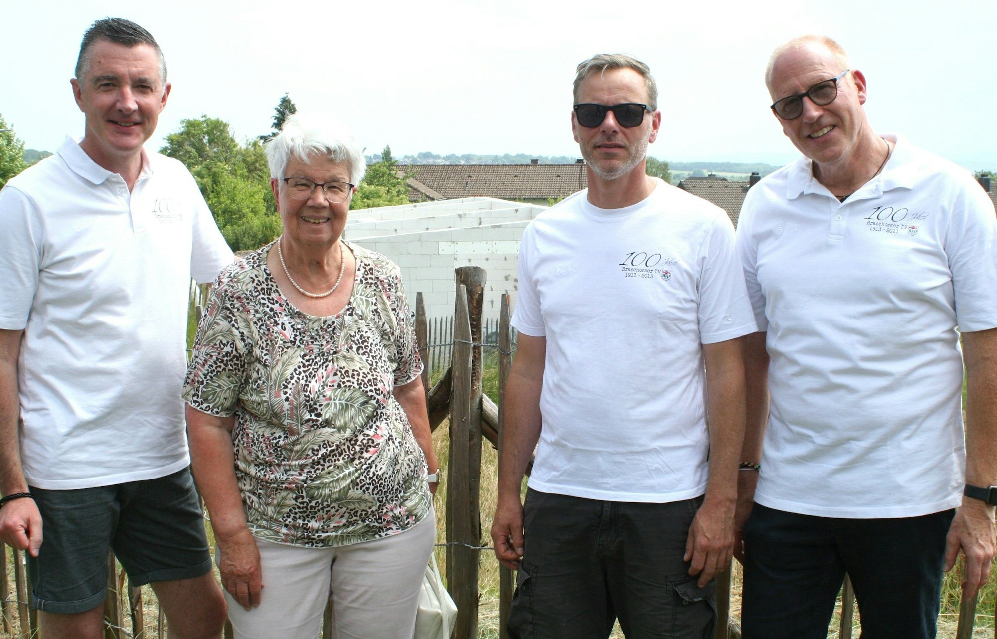 Besonders geehrt wurde Irmgard Dreckmann für 75-jährige Mitgliedschaft im Braschosser Turnverein, (v. l.) Vorsitzender Oliver Schmidt, Dreckmann, Stefan Schnippering und Kassierer Arno Pohl.