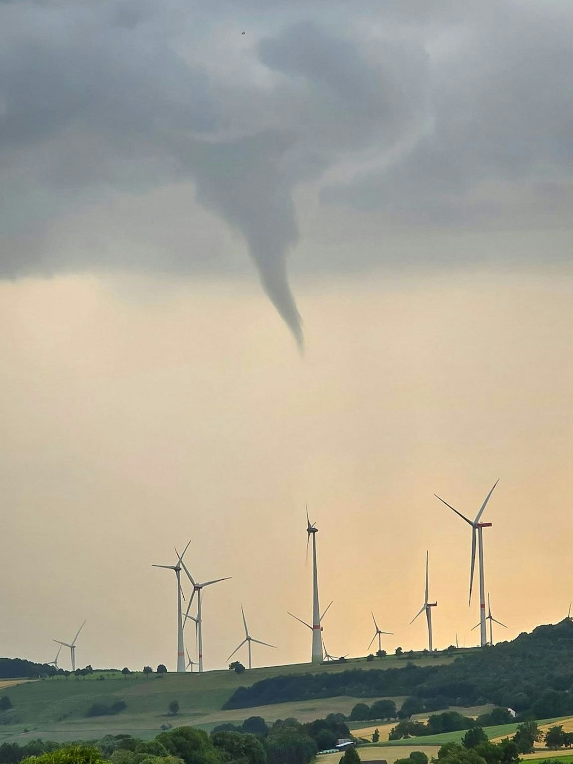 Unter einer Gewitterwolke hat sich in Altenbeken im Kreis Paderborn eine Windhose gebildet.