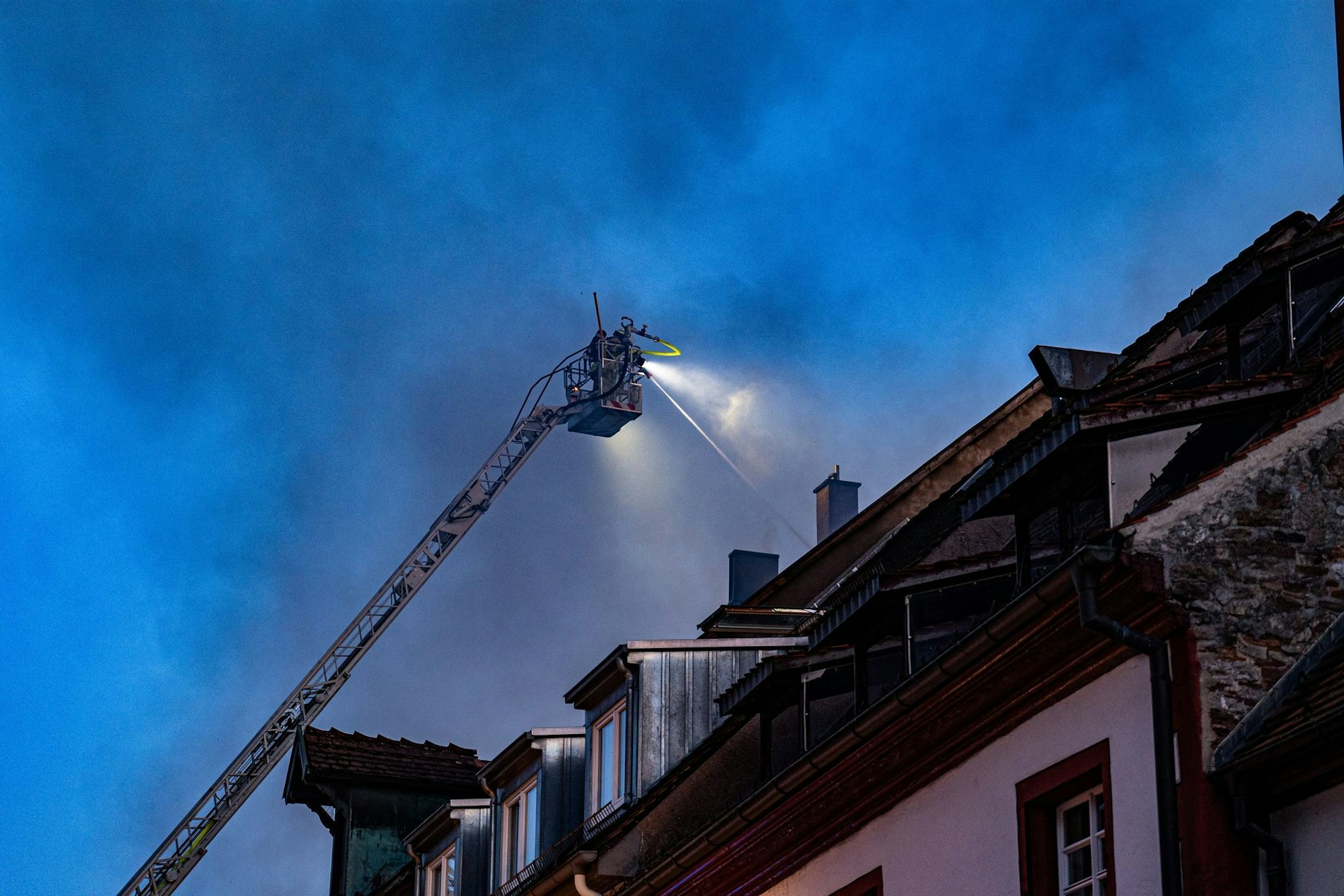 Die Löscharbeiten waren aufgrund der engen Gassen und des dichten Altbaubestandes herausfordernd.