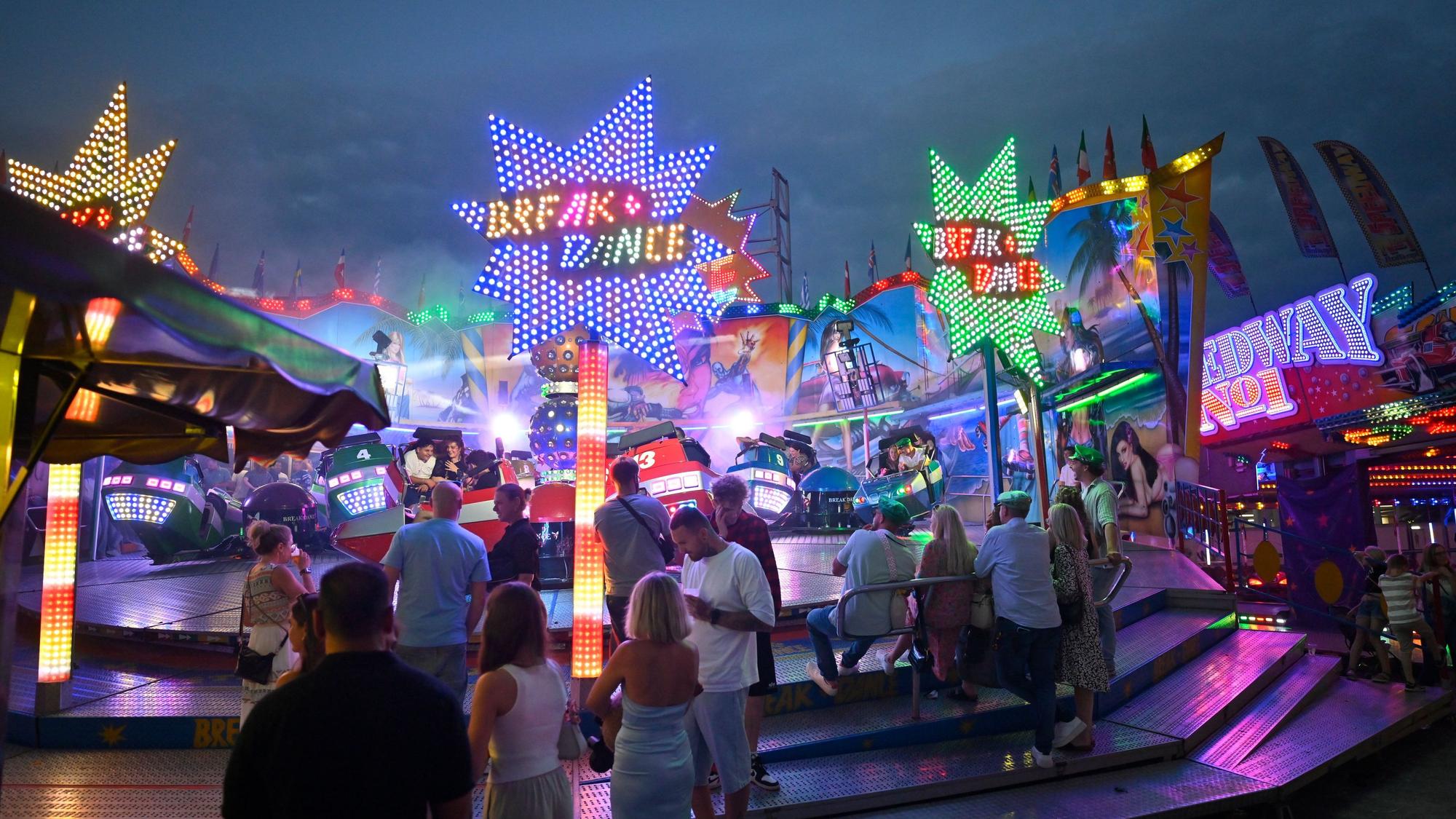 Auf dem Festplatz des Steinmüllergeländes ist eine Kirmes aufgebaut.