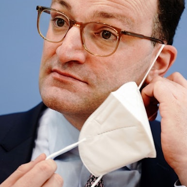 Jens Spahn (CDU), Bundesminister für Gesundheit, nimmt zu Beginn der Pressekonferenz zur Corona-Lage vor Ostern die FFP2-Maske ab. (Archivbild)