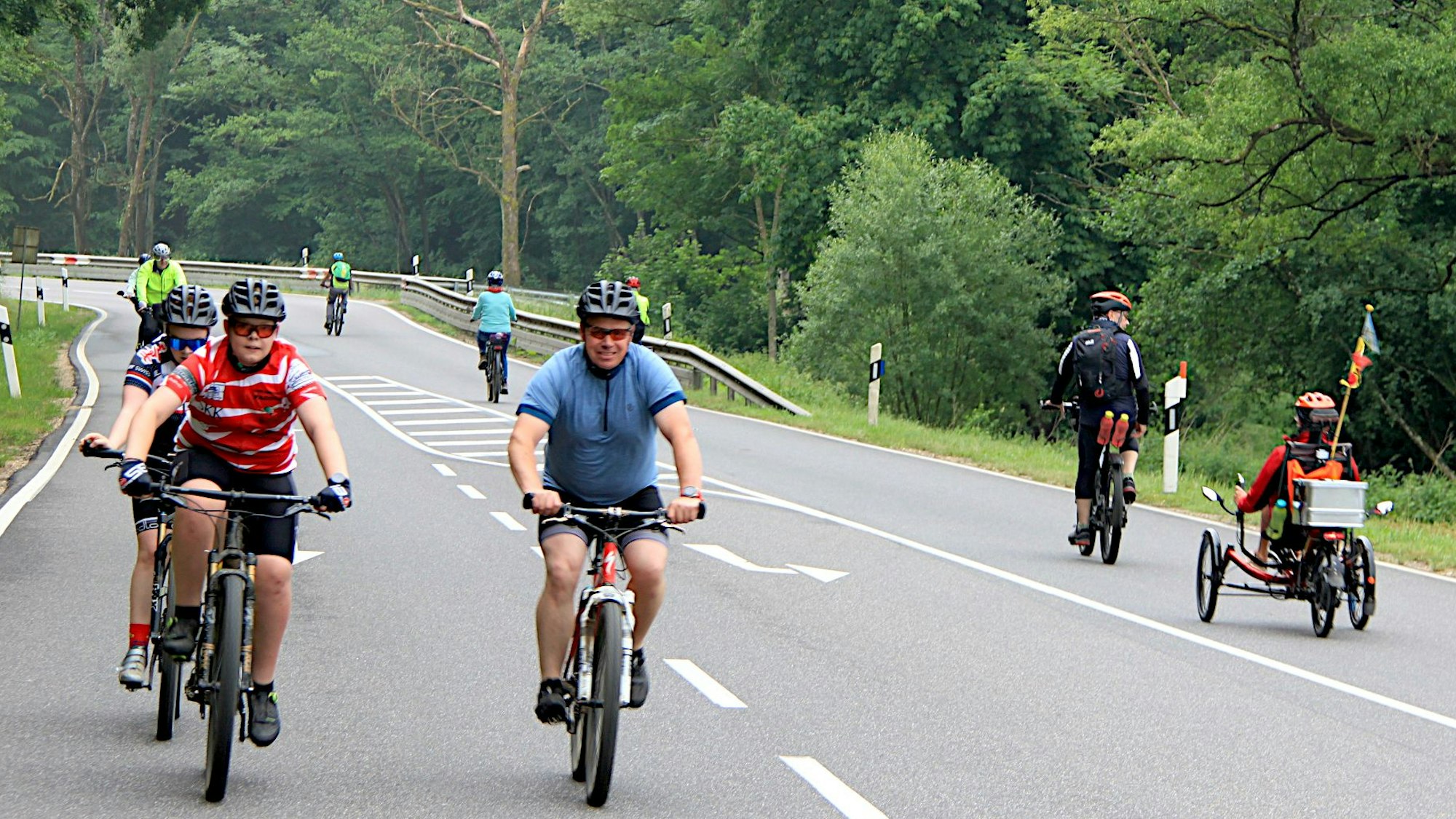 In beiden Richtungen sind Radler auf der für den motorisierten Verkehr gesperrten B258 unterwegs.