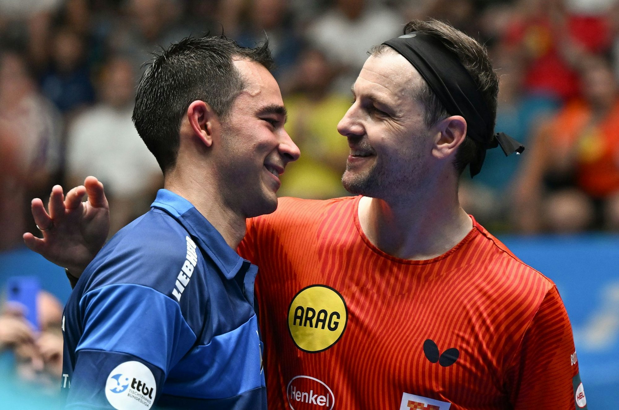Das letzte Match der Karriere: Timo Boll gratuliert dem Brasilianer Hugo Calderano.