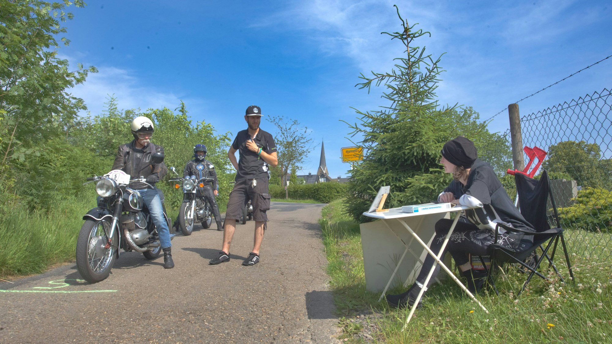 Ein Motorradfahrer an einer Prüfungsstation.