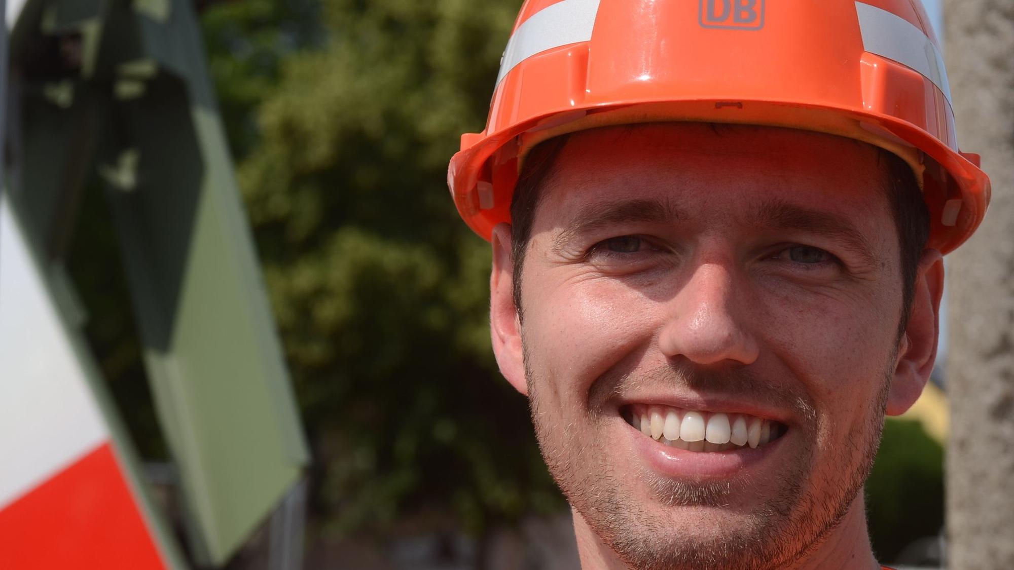 Ein Mann mit Bauhelm.