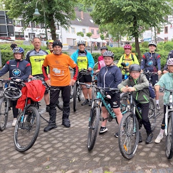 Die Teilnehmer sitzen auf ihren Rädern und schauen in die Kamera.