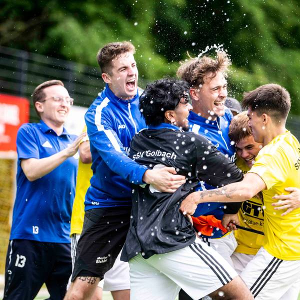 Das Bild zeigt den Jubel einiger Fußballer des SSV Golbach dem Tor zum 4:1.