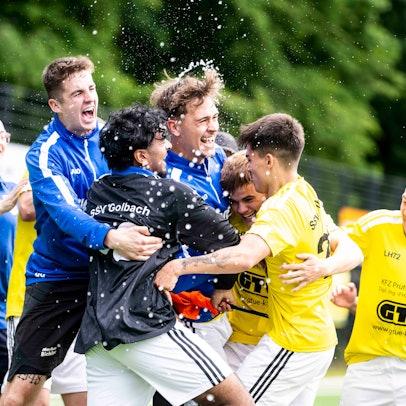 Das Bild zeigt den Jubel einiger Fußballer des SSV Golbach dem Tor zum 4:1.