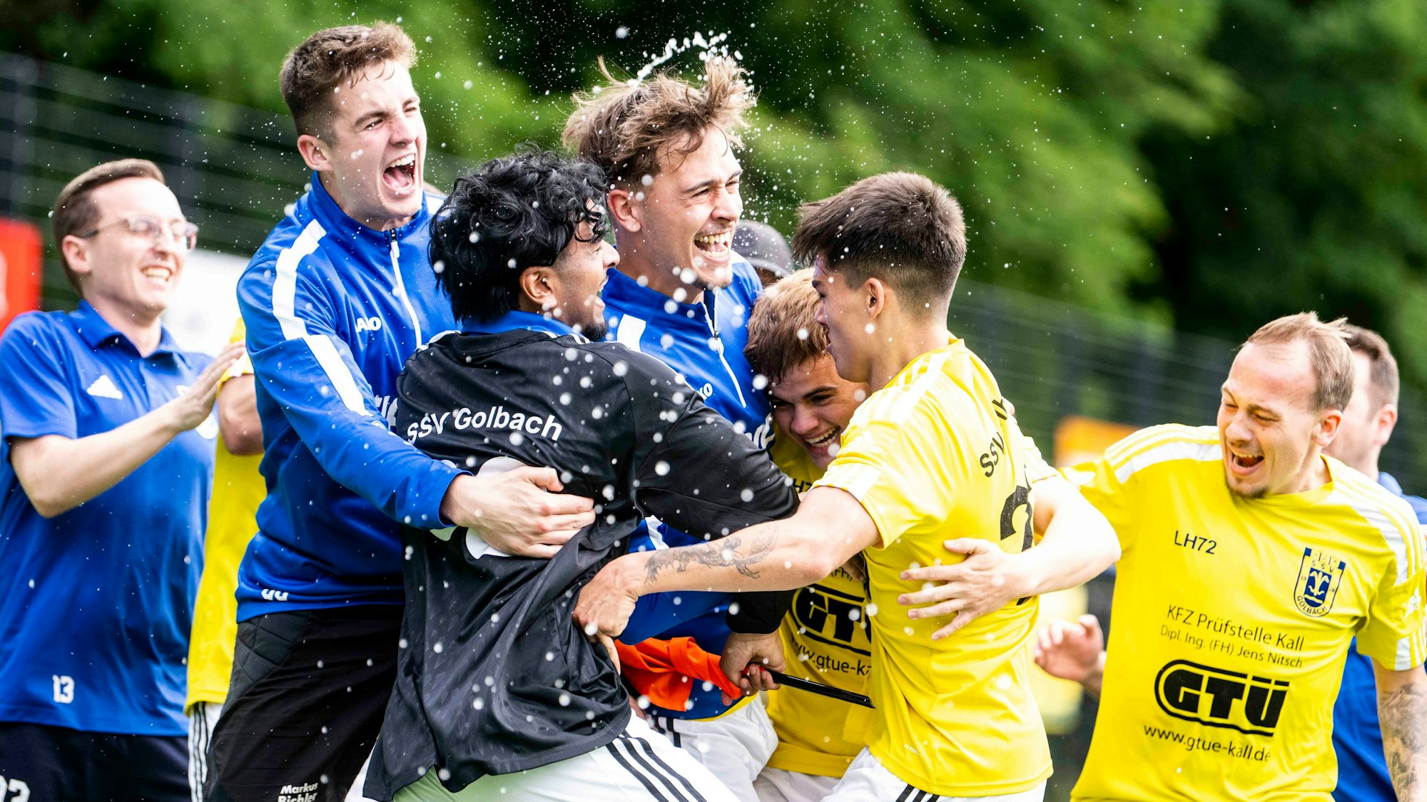 Das Bild zeigt den Jubel einiger Fußballer des SSV Golbach dem Tor zum 4:1.