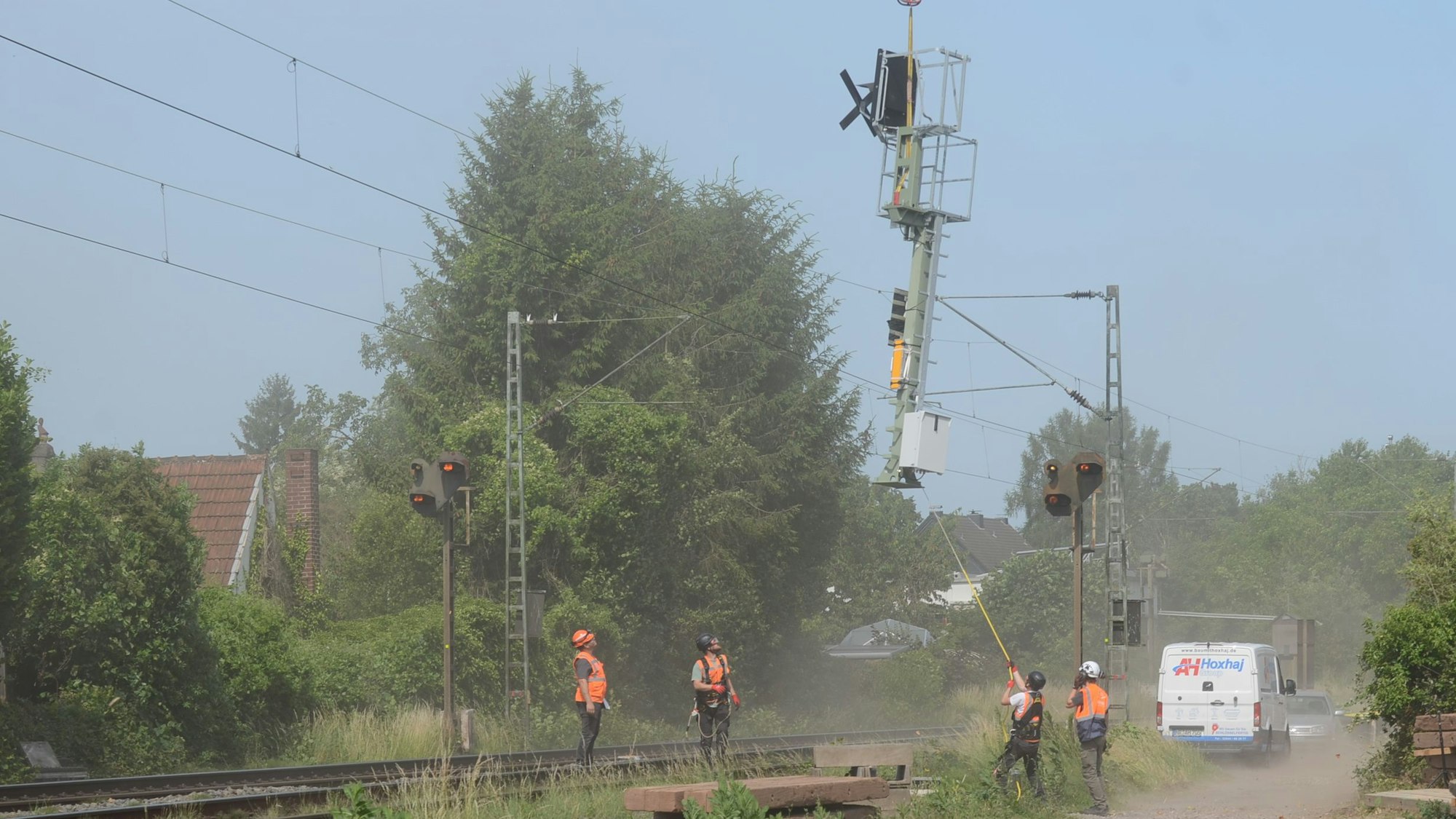 Für den S-13-Ausbau ließ die Deutsche Bahn Signalmasten mit einem Hubschrauber einfliegen.
Fast zentimetergenau schwebten die 500 Kilo schweren Masten an ihren Platz, während die Spezialisten im aufgewirbelten Staub montierten