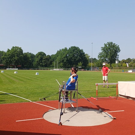 Frau beim Para-Kugelstoßen
