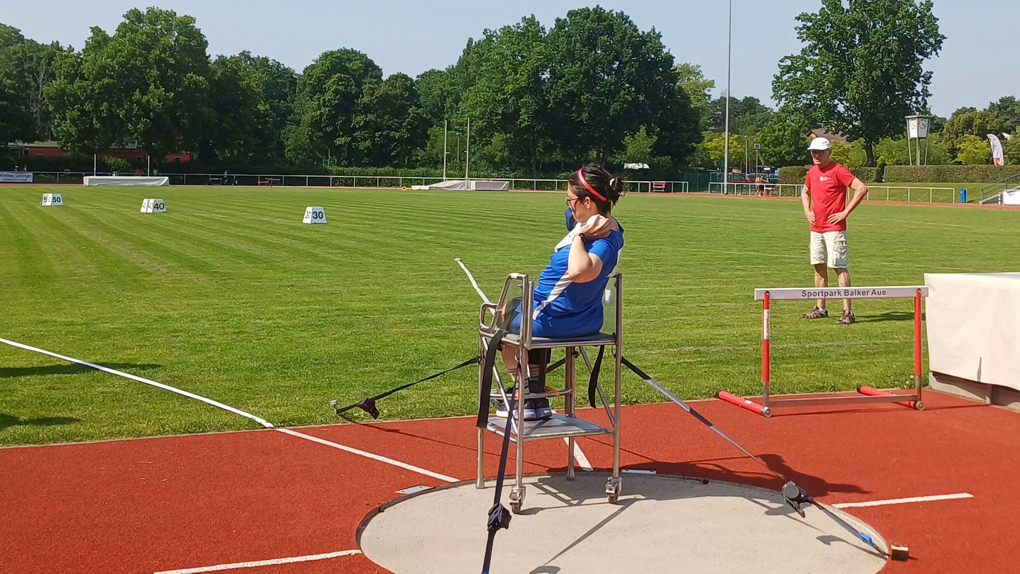 Frau beim Para-Kugelstoßen