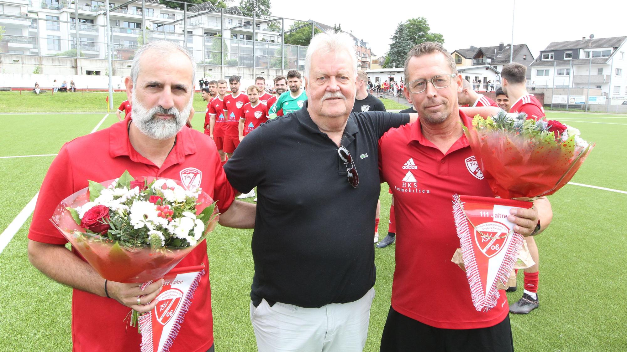 Vorstandsmitglied Helmut Küpper vom TSV Wolsdorf (Mitte) verabschiedet sein Trainergespann Kosta Pentazidis (links) und Alex Barthel.