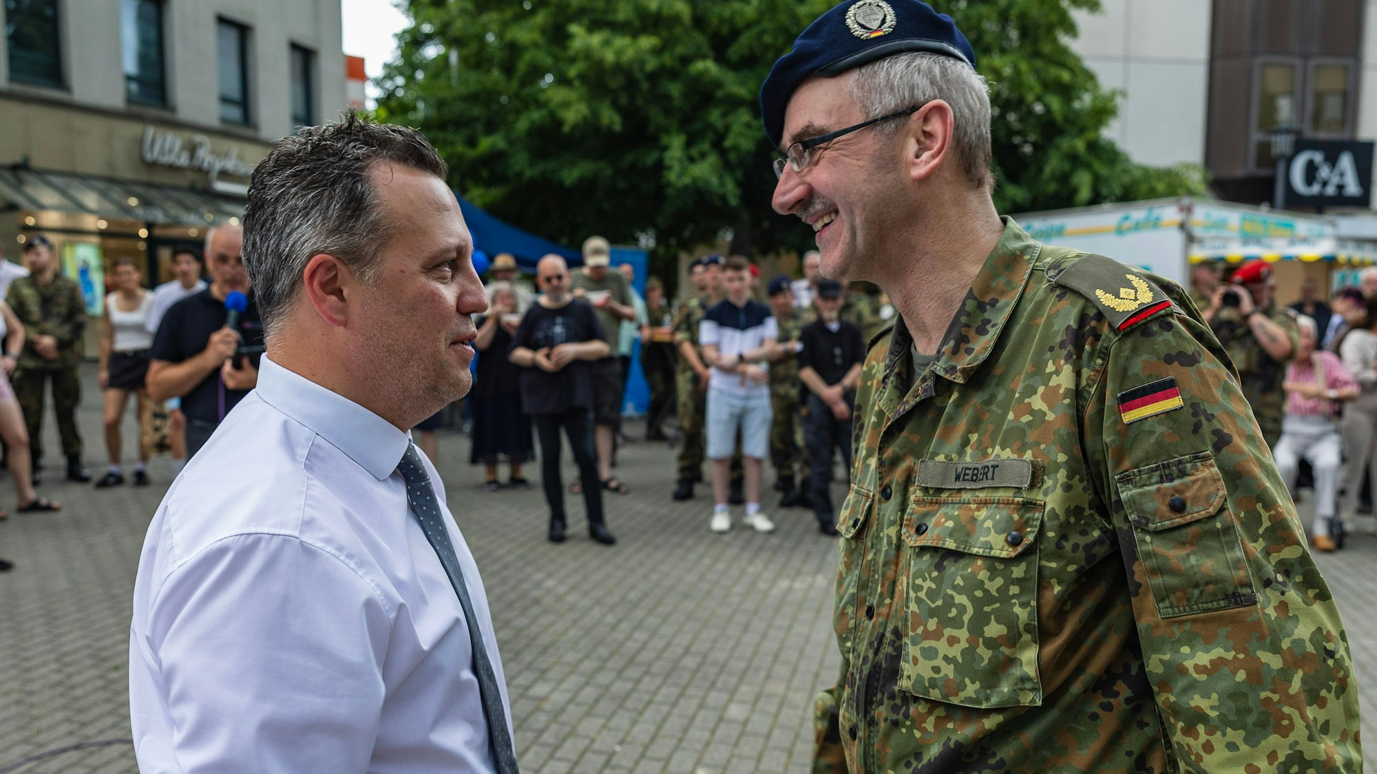 Bürgermeister Sacha Reichelt und Brigadegeneral Peter Webert blicken sich in die Augen.