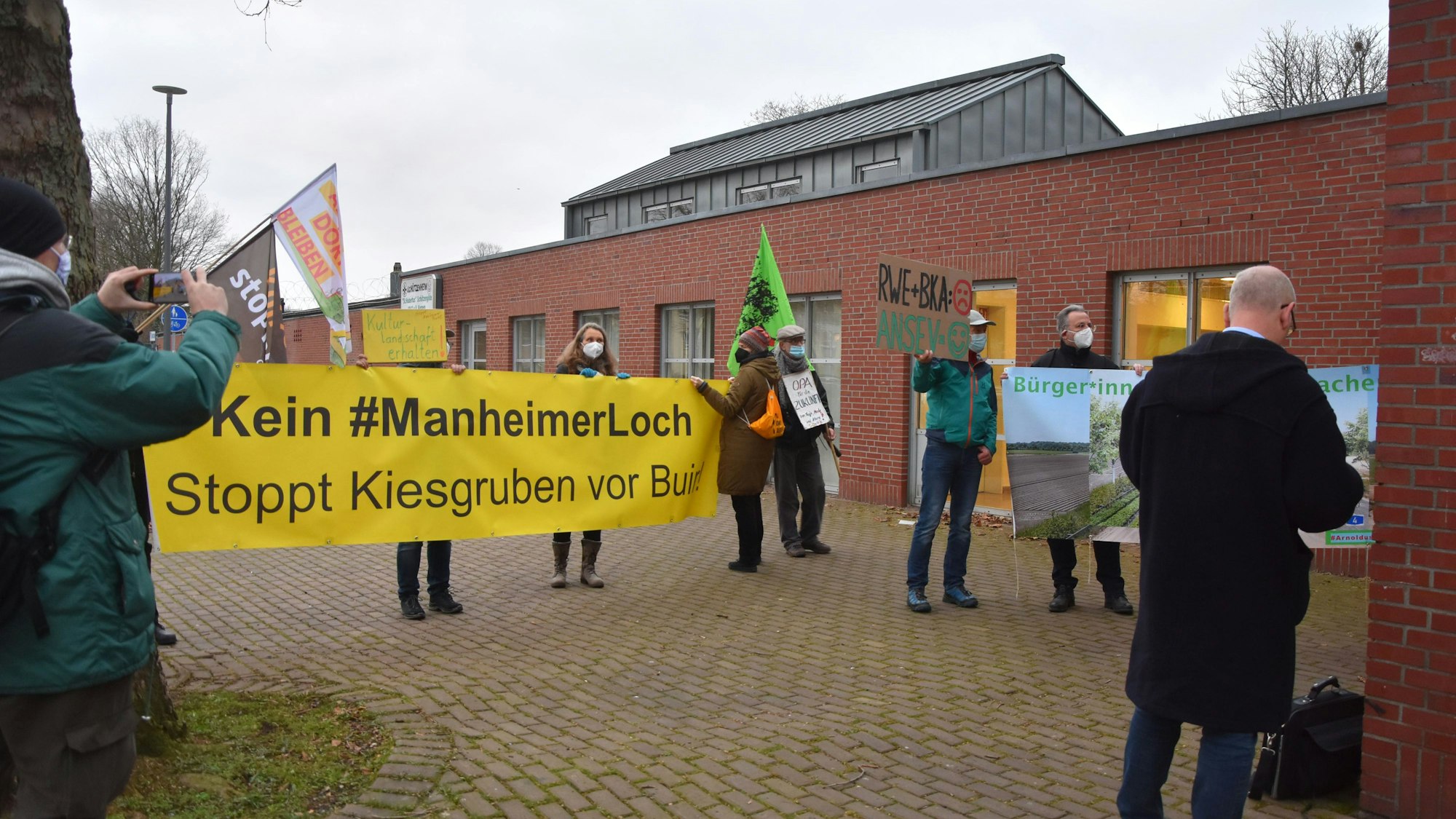 Das Foto zeigt Menschen, die gegen die Kiesgrube Buir demonstrierten.