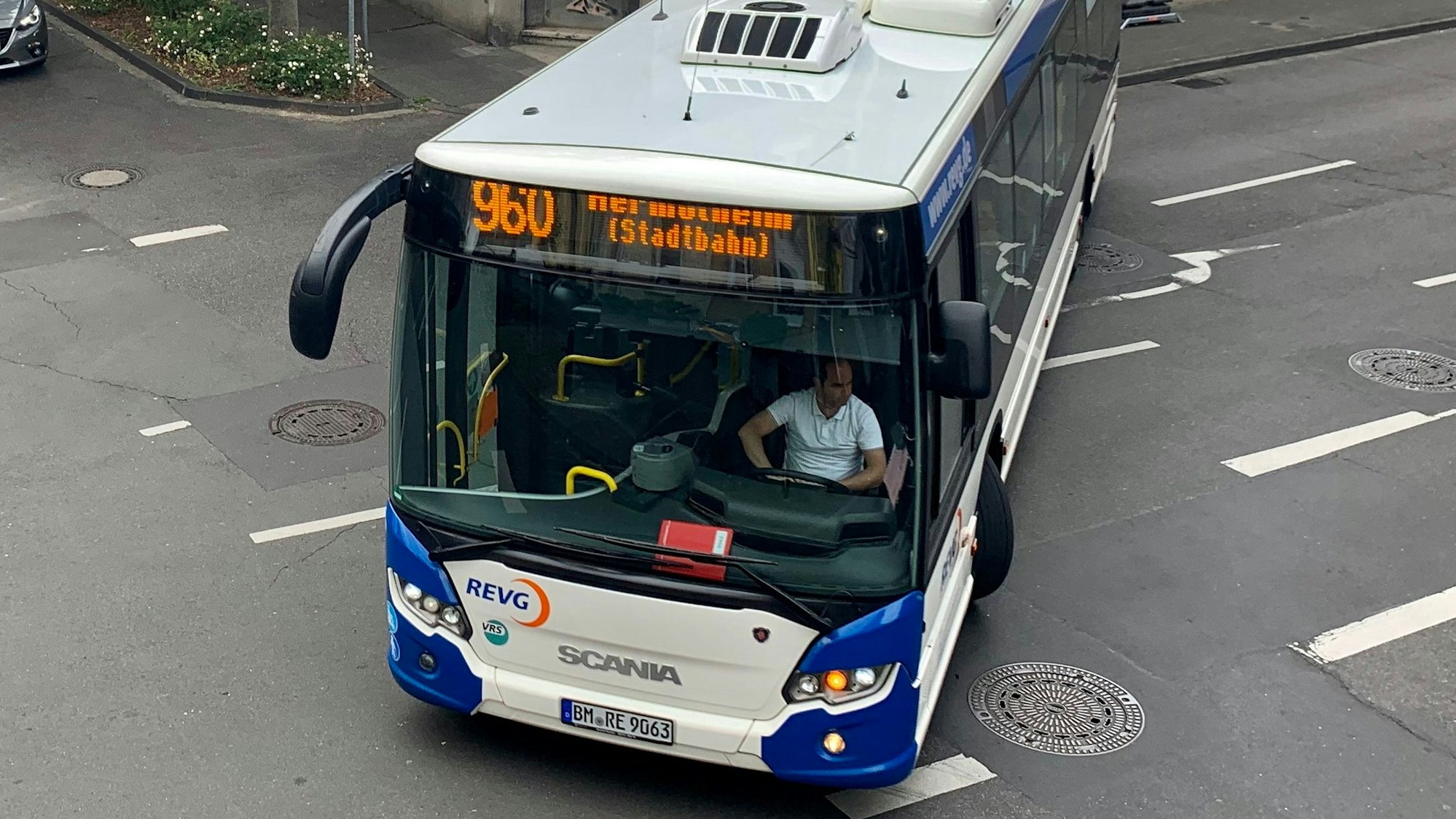 Ein Bus fährt auf einer Straße.