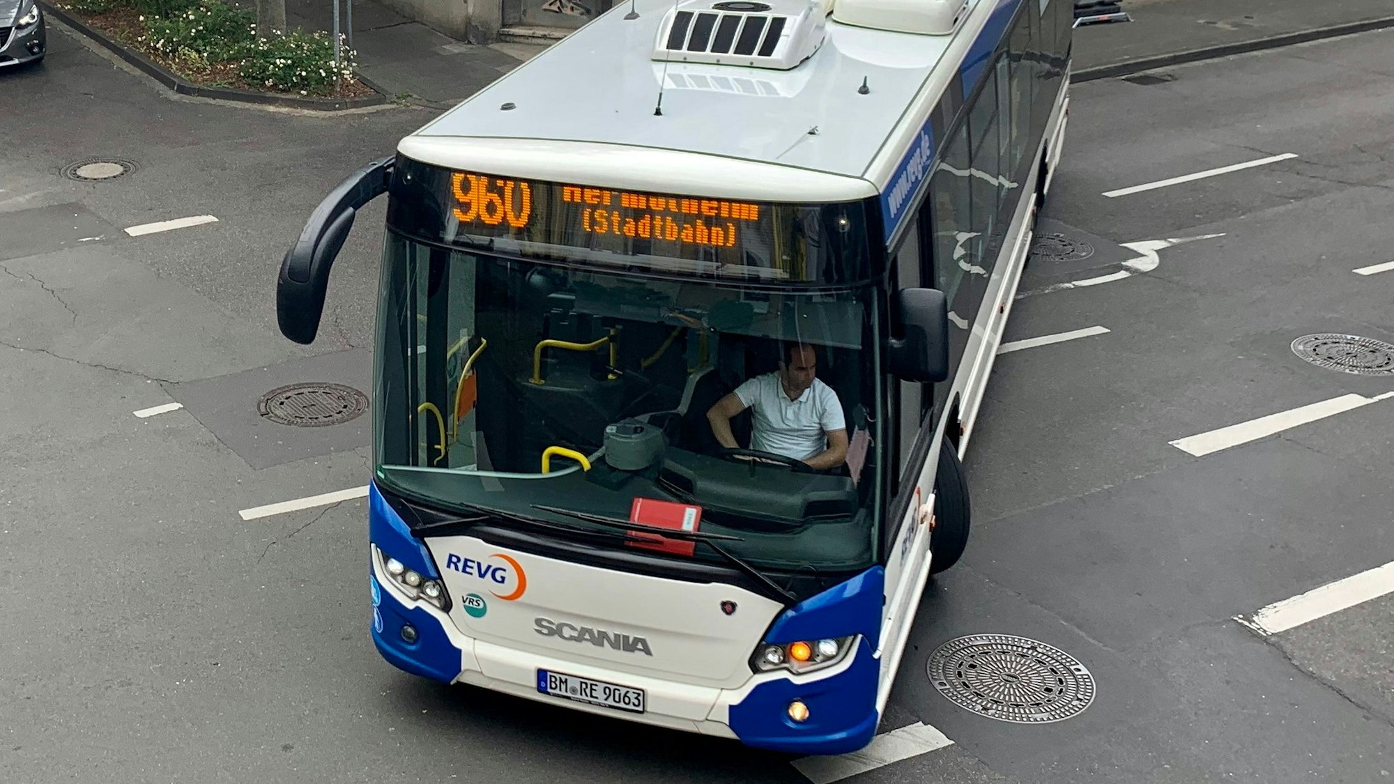 Ein Bus fährt auf einer Straße.