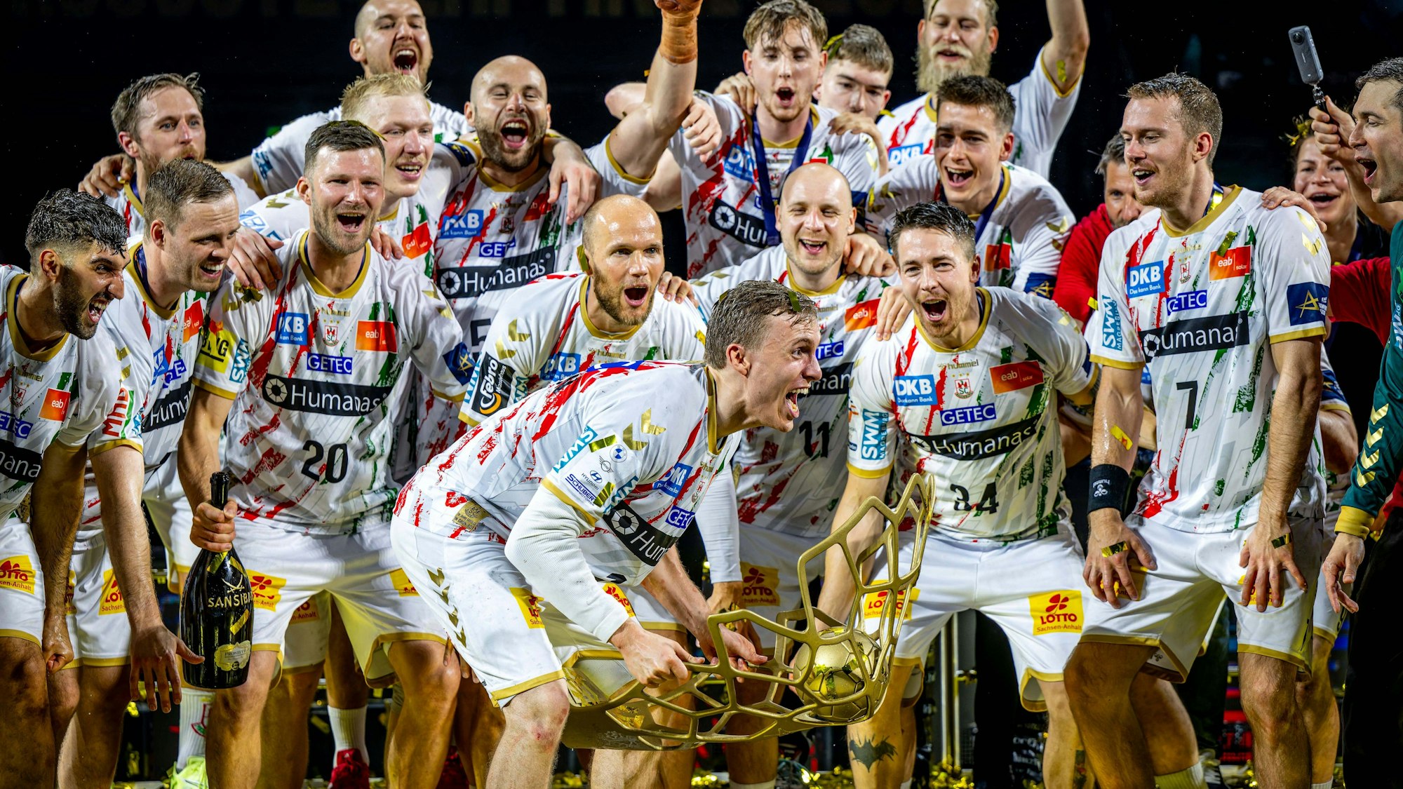 Moment des Glücks und der Freude: Gisli Kristjansson mit dem Champions League-Pokal.