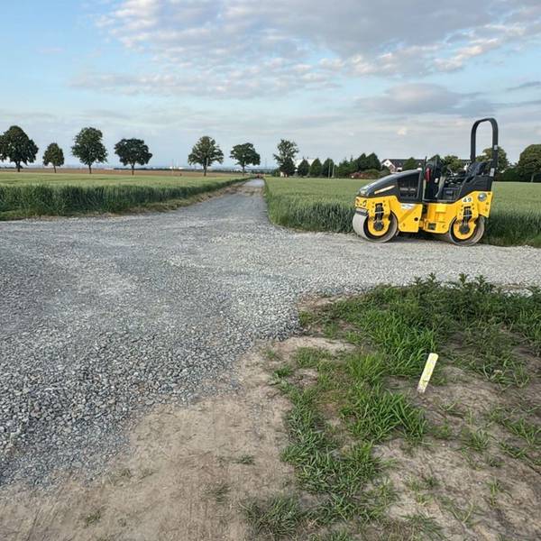 Auf dem Bild sind Feldwege, Felder und eine Baumaschine zu sehen.