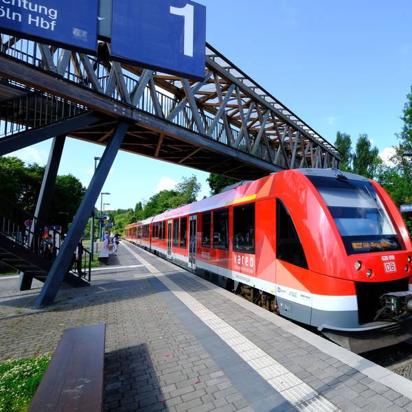 Ein Vareo-Triebwagen der Bahn bei der Einfahrt in den Bahnhof Nettersheim.