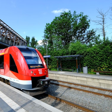 Ein Vareo-Triebwagen der Bahn bei der Einfahrt in den Bahnhof Nettersheim.