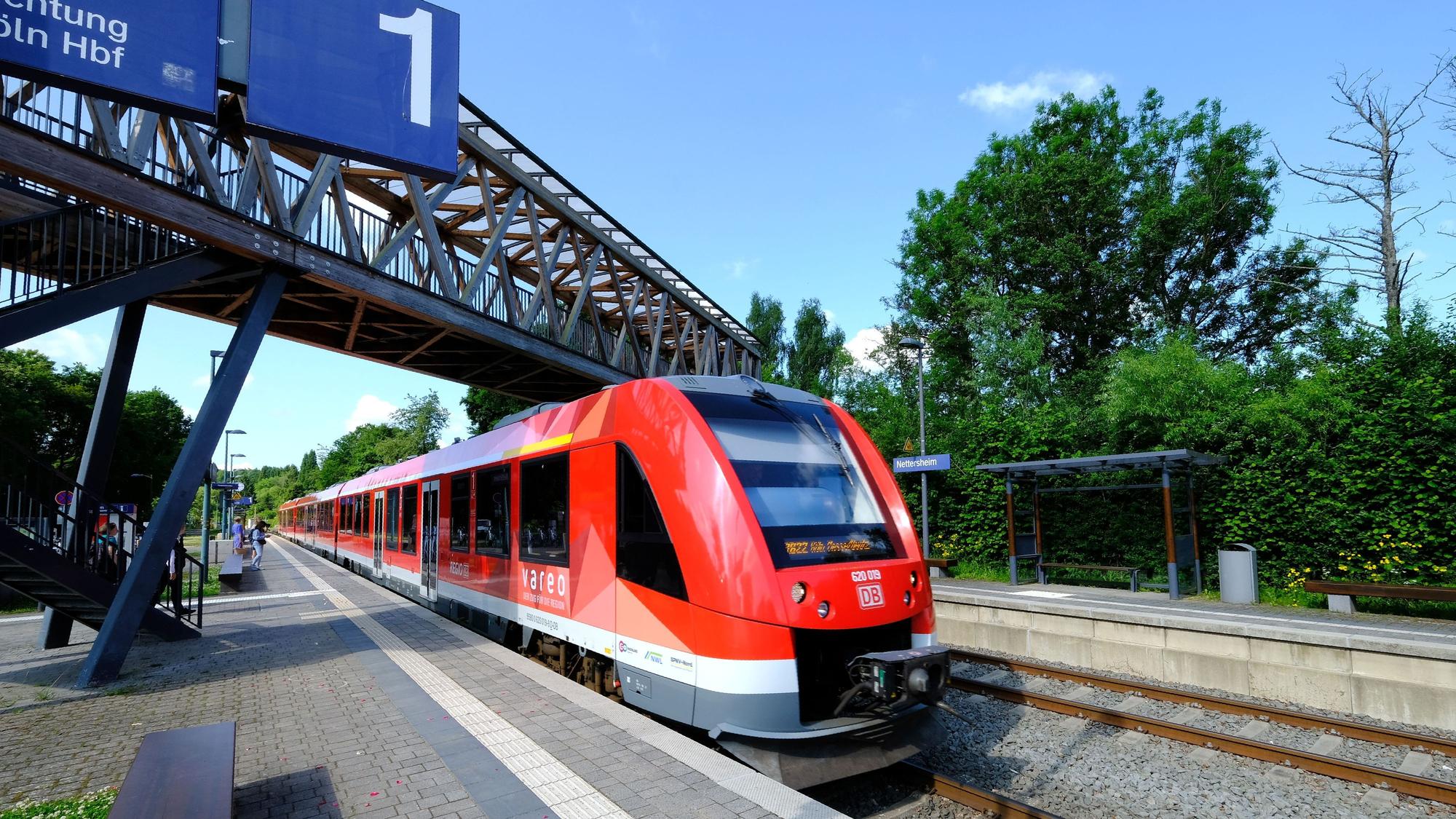 Ein Vareo-Triebwagen der Bahn bei der Einfahrt in den Bahnhof Nettersheim.