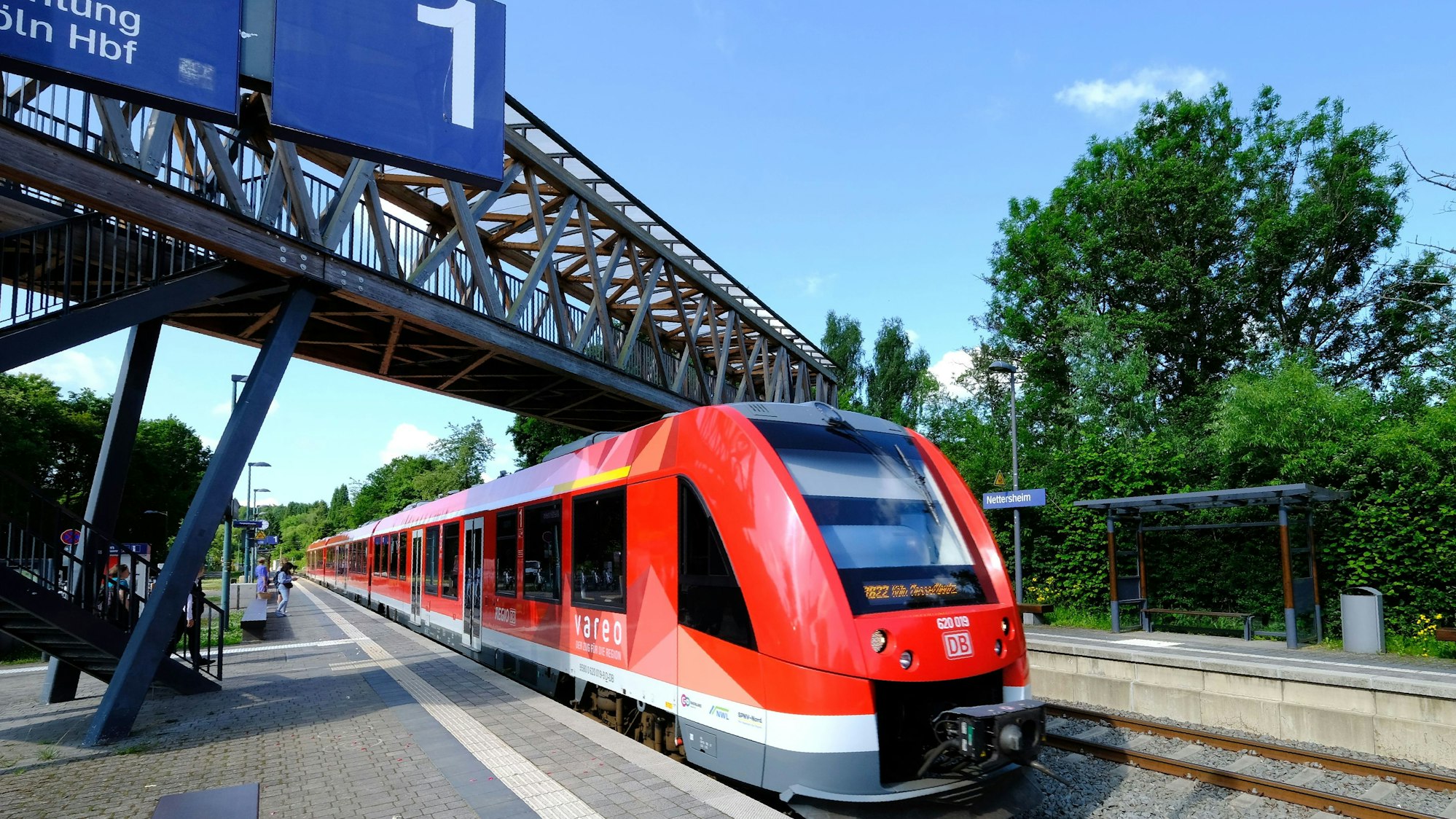 Ein Vareo-Triebwagen der Bahn bei der Einfahrt in den Bahnhof Nettersheim.