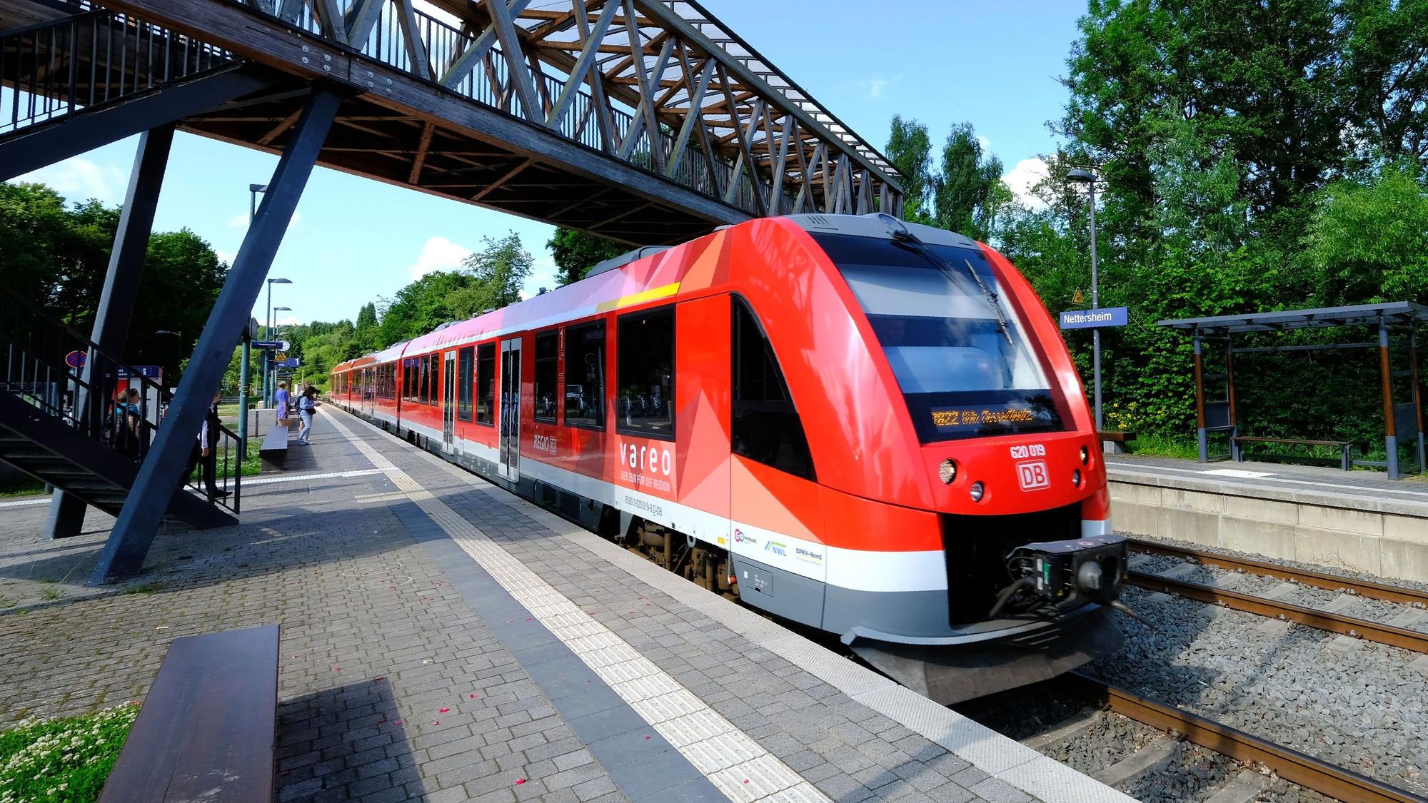 Ein Vareo-Triebwagen der Bahn bei der Einfahrt in den Bahnhof Nettersheim.