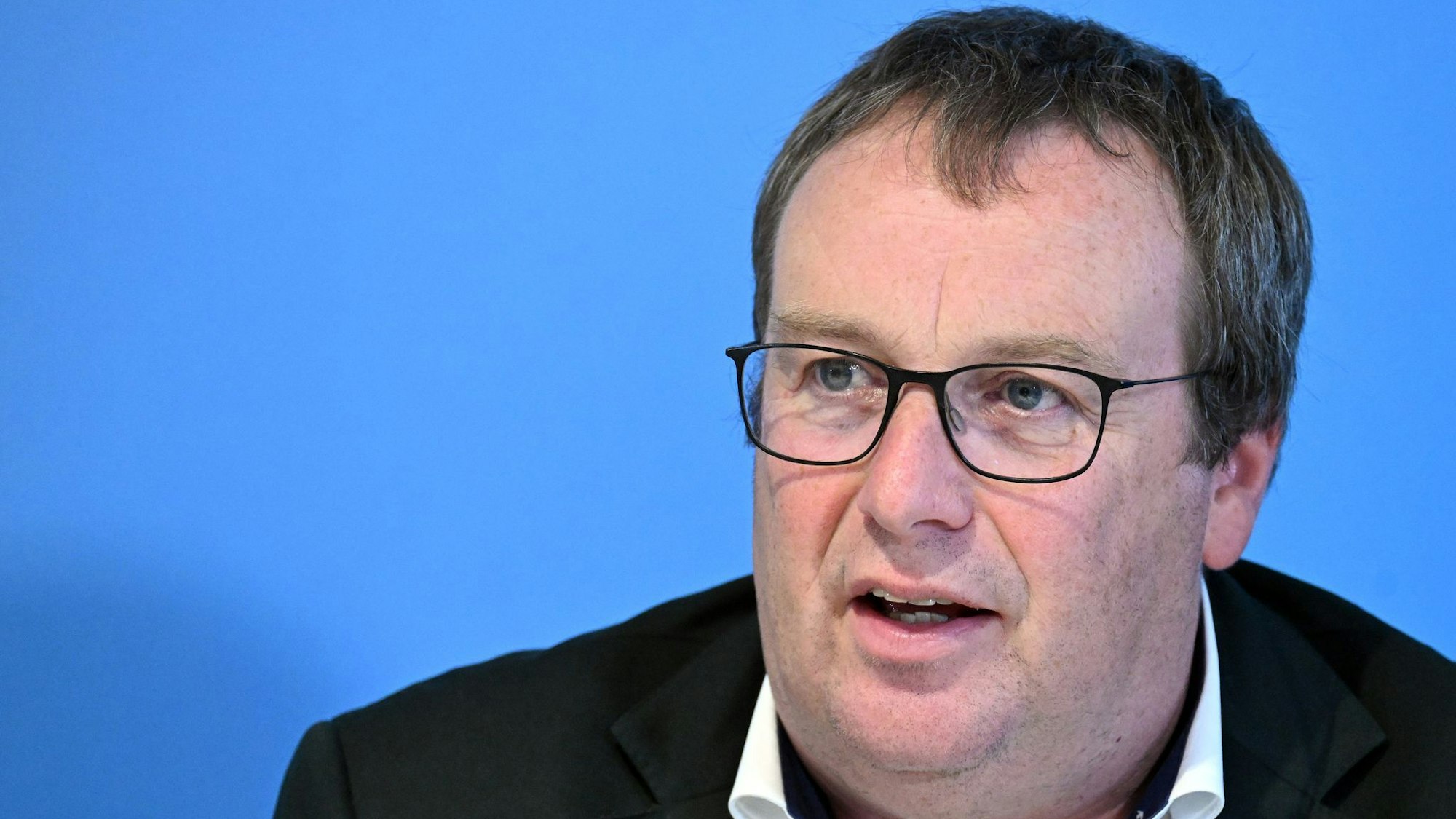 NRW-Minister Oliver Krischer fordert wie andere Ländervertreter Klarheit. (Archivbild)