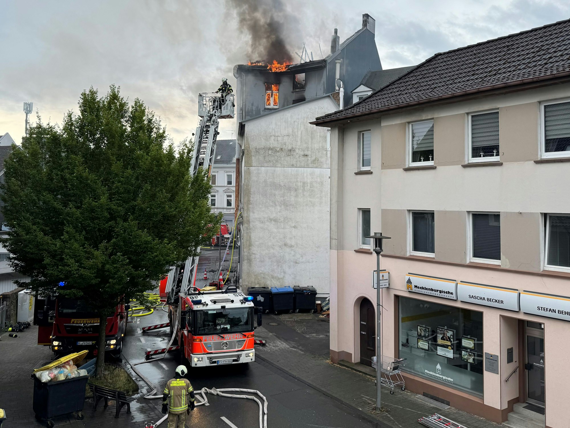 Insgesamt 23 Personen seien aus den Häusern gerettet worden, berichtete die Feuerwehr.