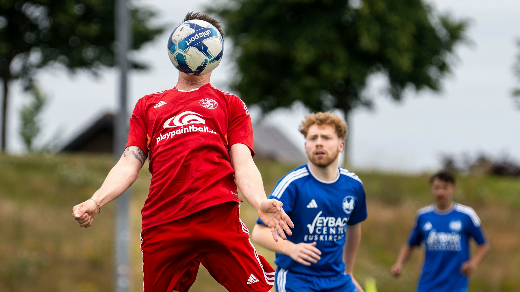 Das Bild zeigt einen Fußballer des TuS Zülpich, der den Ball annimmt. Der Ball befindet sich genau vor dem Gesicht.