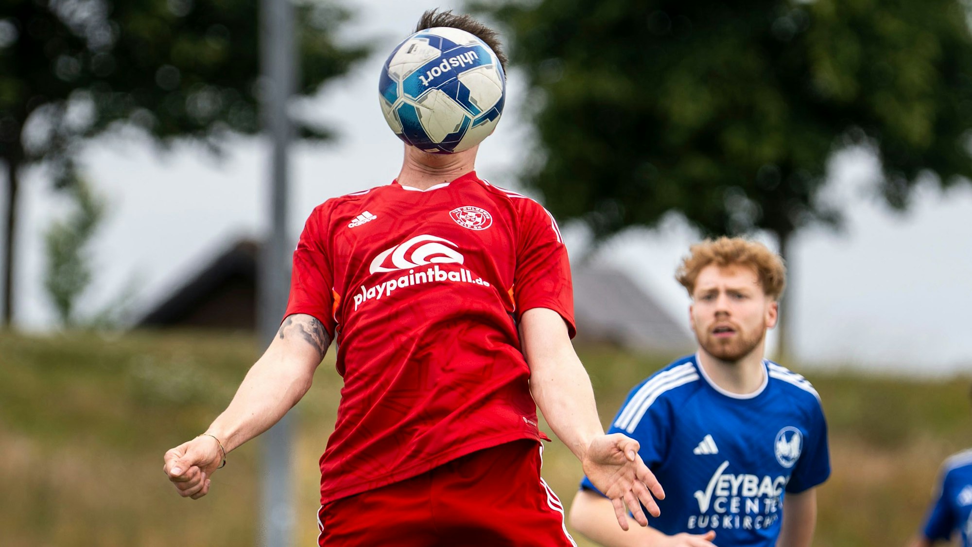 Das Bild zeigt Zülpichs Jakob Fischer, der einen Ball vor dem Kopf hat.