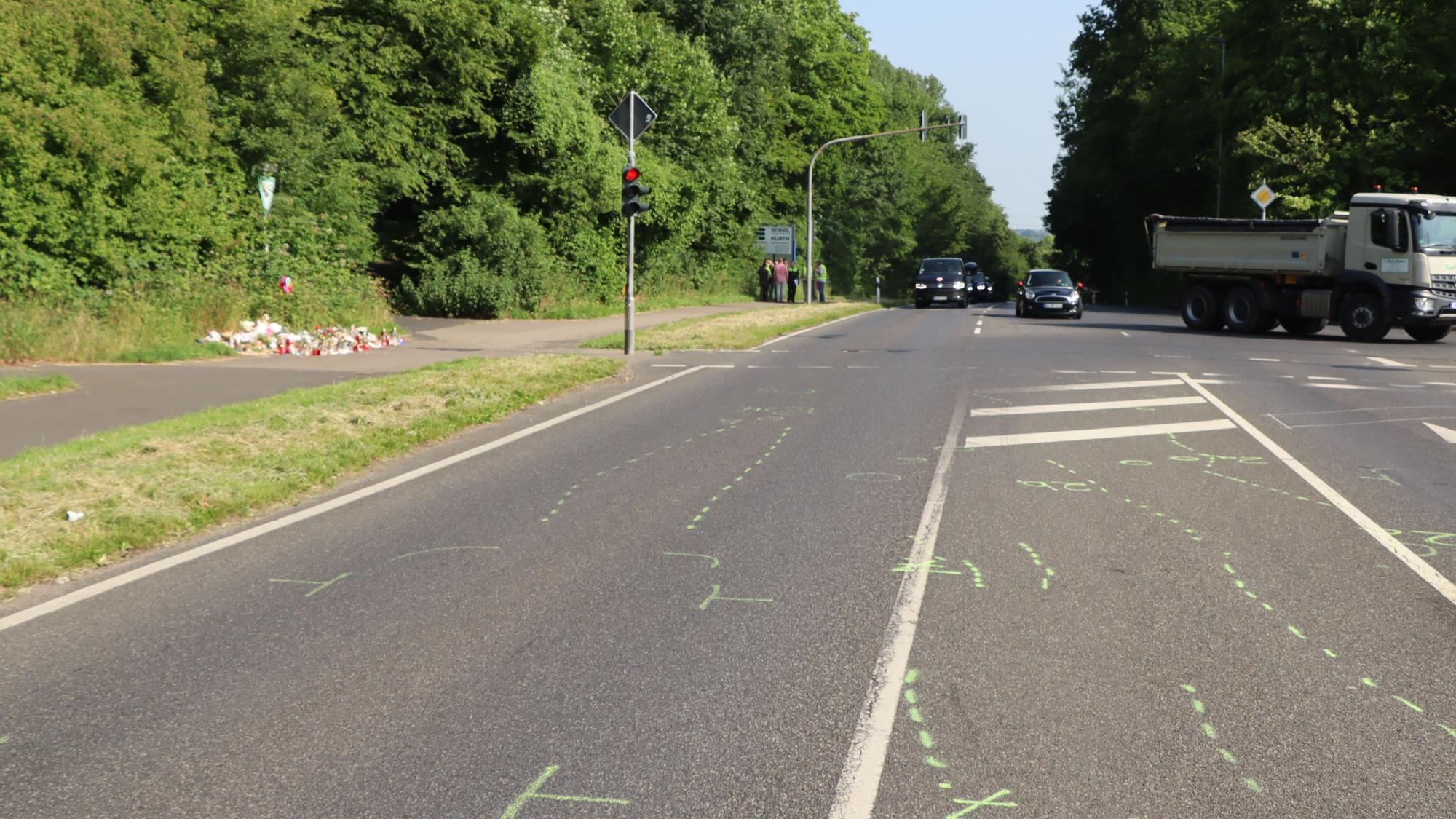 Fast zwei Wochen nach dem verheerenden Unfall sind die Markierungen auf der Fahrbahn der Frechener Straße noch gut zu sehen.