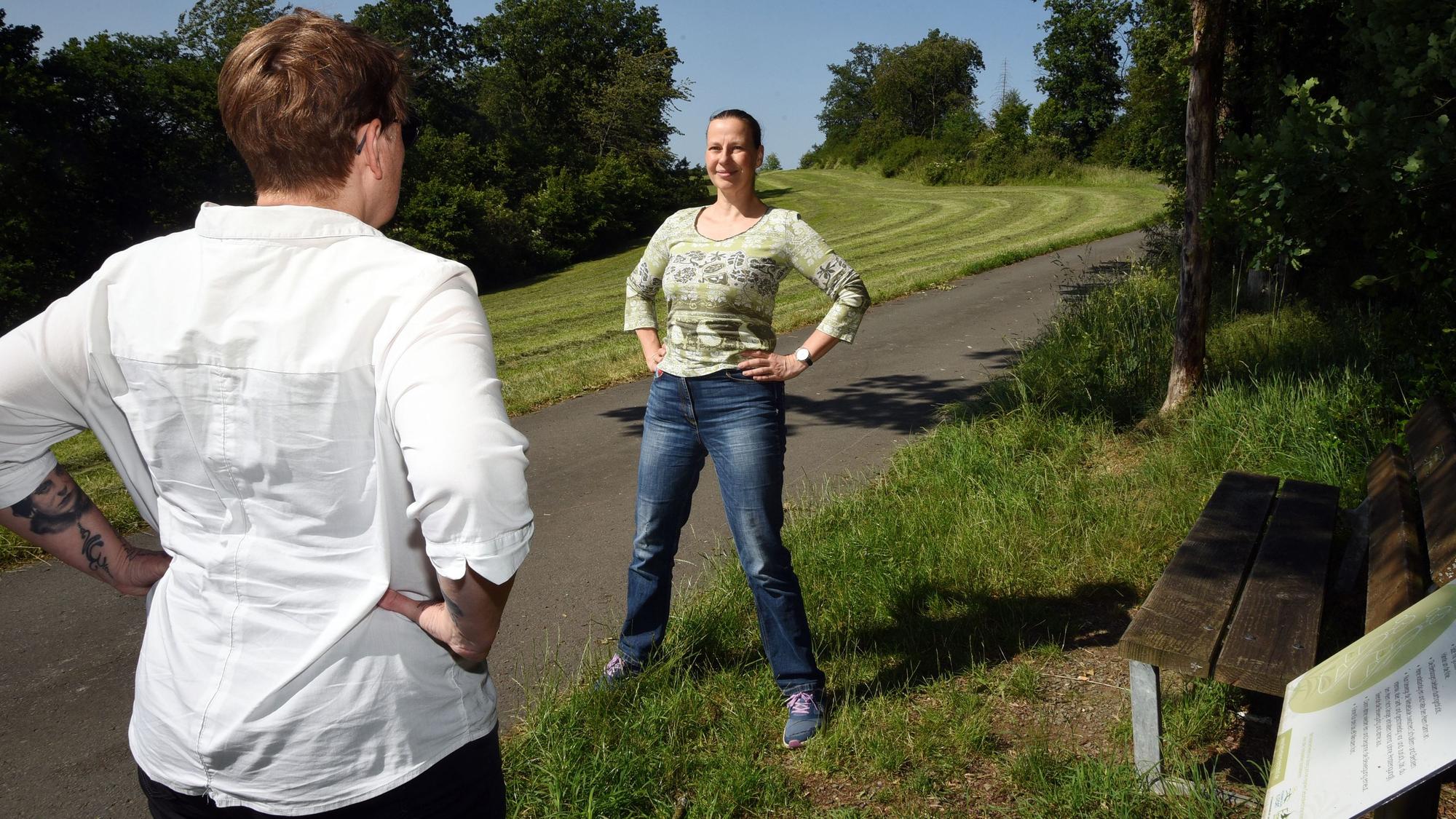 Mit Karin Lauterbach, rechts im Bild, geht es an diesem Samstag auf eine geführte Tour auf dem Weg.
