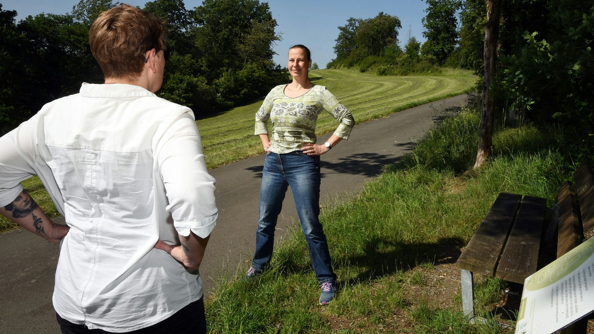Mit Karin Lauterbach, rechts im Bild, geht es an diesem Samstag auf eine geführte Tour auf dem Weg.