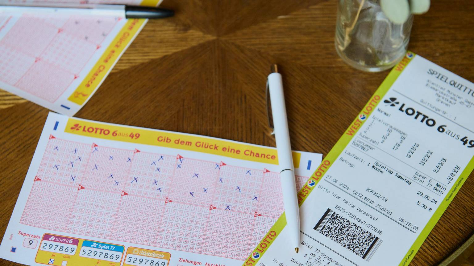Ein WestLotto-Kunde wird mit seinem Tipp für die LOTTO 6aus49-Ziehung am Samstag (14. Juni 2025) in Gewinnklasse 2 zum Millionär.