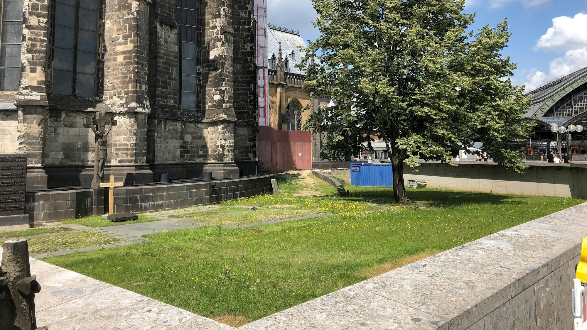 Der Domherrenfriedhof am Kölner Dom.