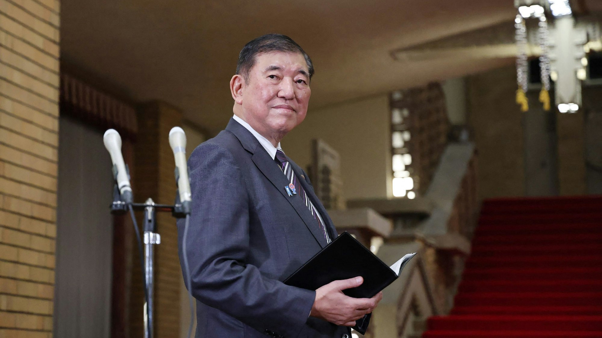 Japans Ministerpräsident Shigeru Ishiba beantwortet die Fragen der Journalisten vor seinem Abflug zum G7-Gipfel.