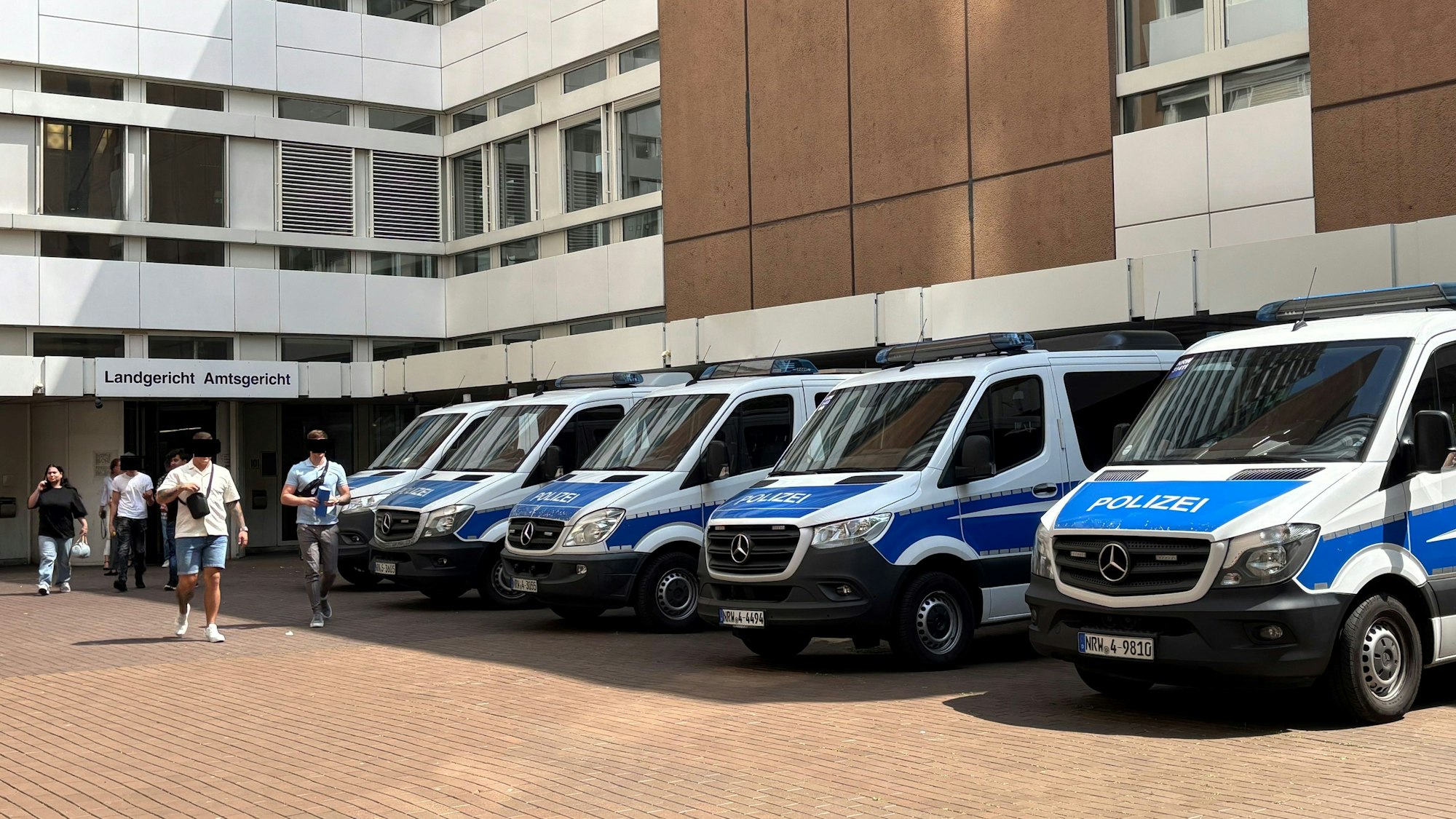 Ein massives Polizeiaufgebot war am Montag am Landgericht vorgefahren.