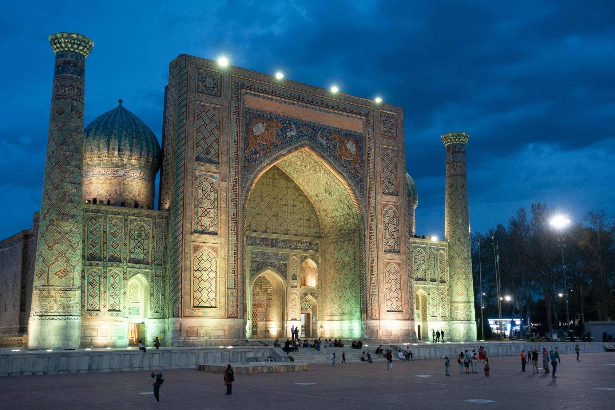 Zur blauen Stunde besonders fotogen: der Registan-Platz in Samarkand.