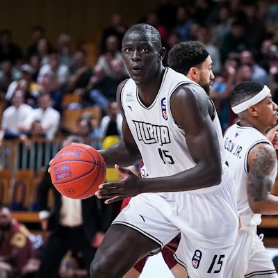 Kur Jongkuch in Aktion: Der Neu-Bonner ist auf Rebounding und Verteidigung spezialisiert.