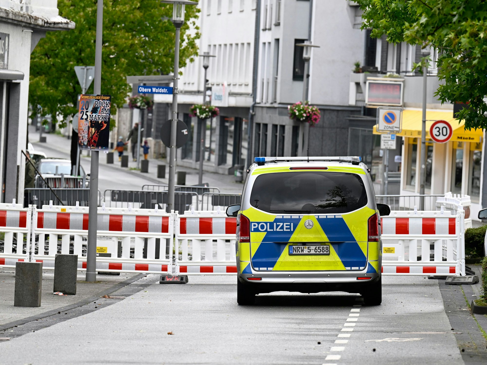 Die Polizei hat nach den Bränden in Wermelskirchen die Gegend abgesperrt.